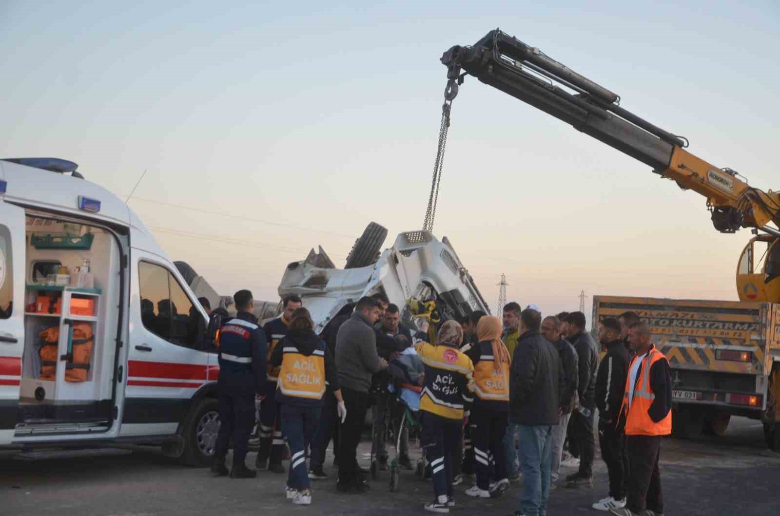 Konya’da kontrolden çıkan tır devrildi: 2 yaralı
