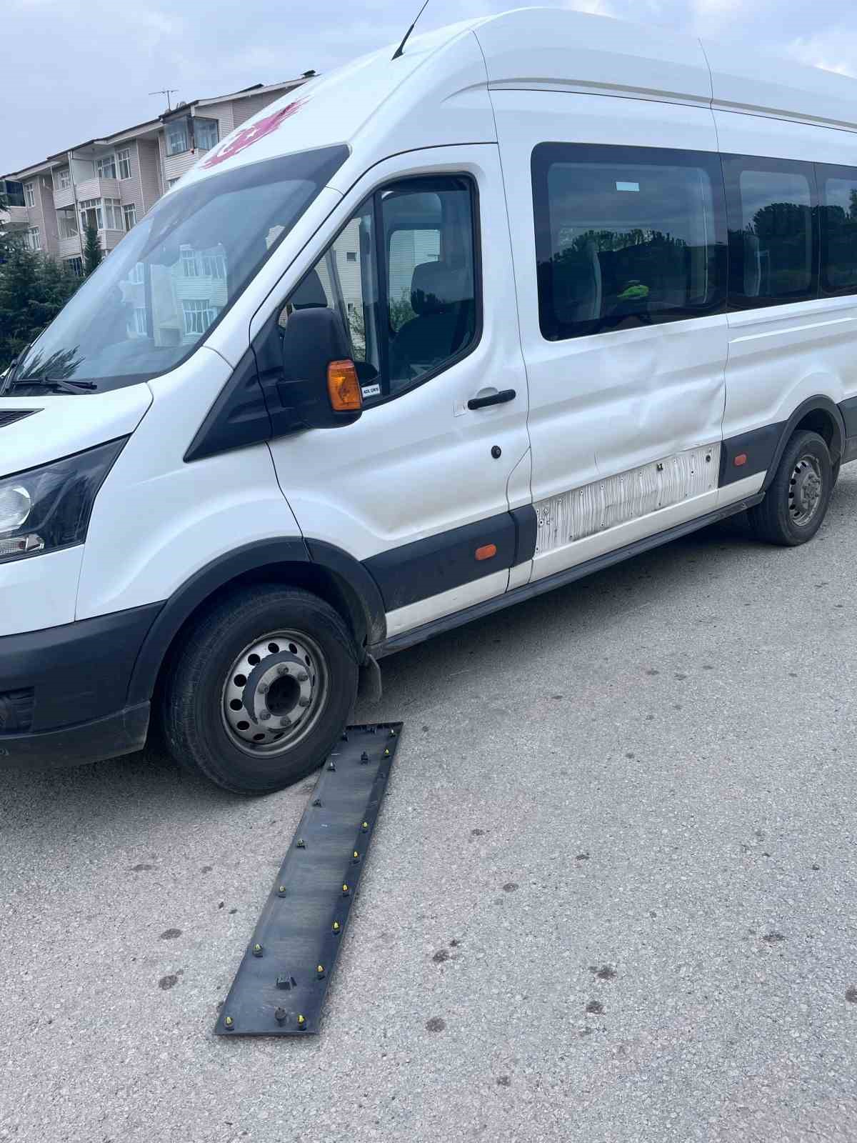 Minibüse çarpan bisikletteki çocuk yaralandı
