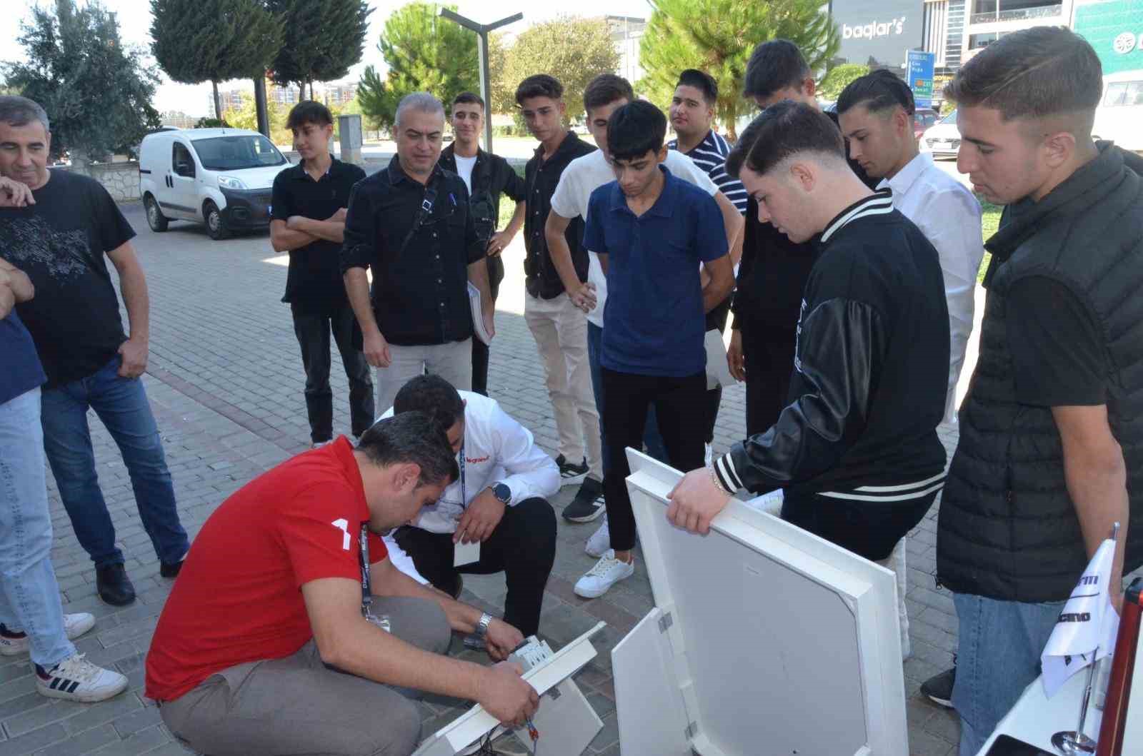 Geleceğin elektrikçi ustalarına sektördeki yenilikler tanıtıldı
