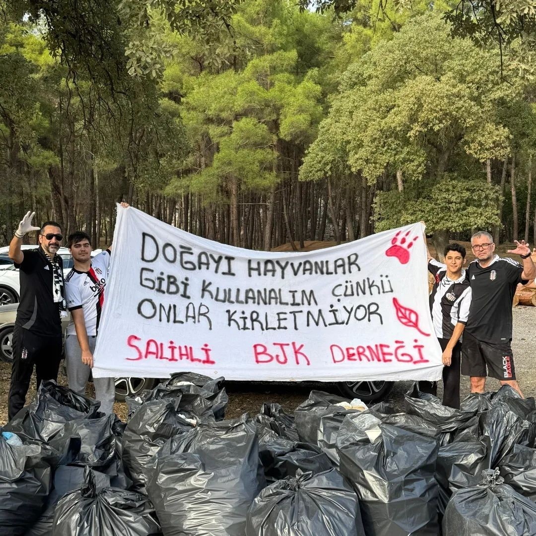 Beşiktaşlı taraftarlardan çevre temizliği
