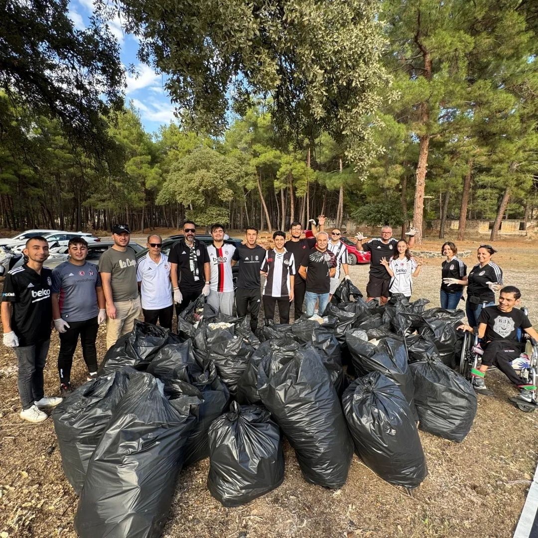 Beşiktaşlı taraftarlardan çevre temizliği
