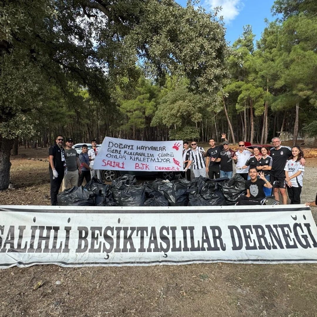 Beşiktaşlı taraftarlardan çevre temizliği
