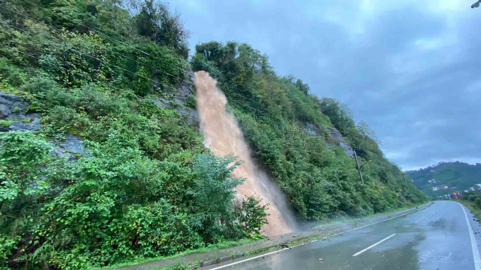 Şiddetli yağışlar Artvin’in Hopa ve Arhavi ilçelerinde etkili oluyor
