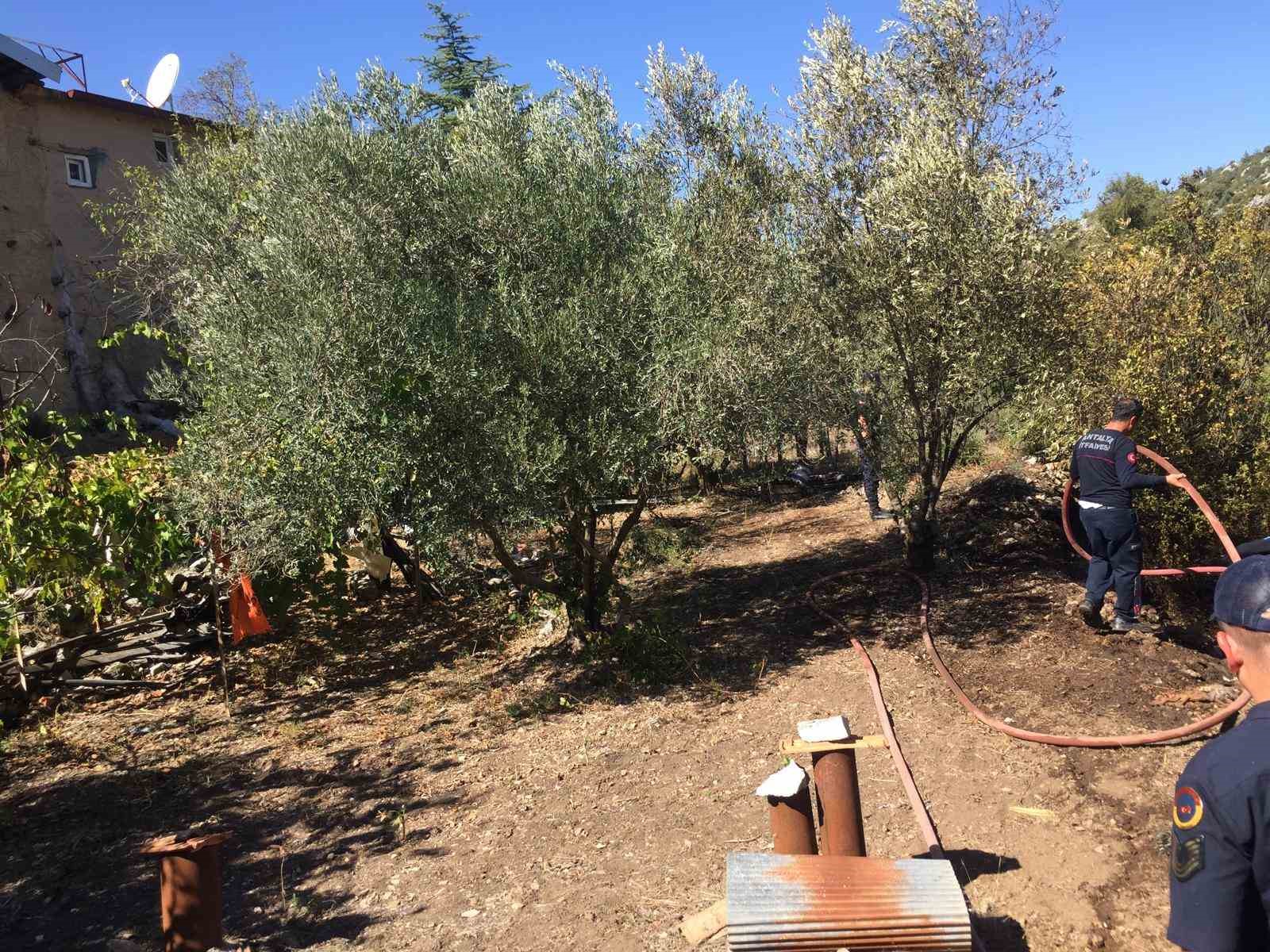 Evinin önünde yaktığı ateş yangına neden oldu
