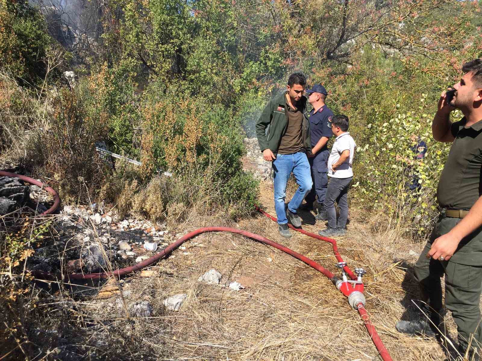 Evinin önünde yaktığı ateş yangına neden oldu
