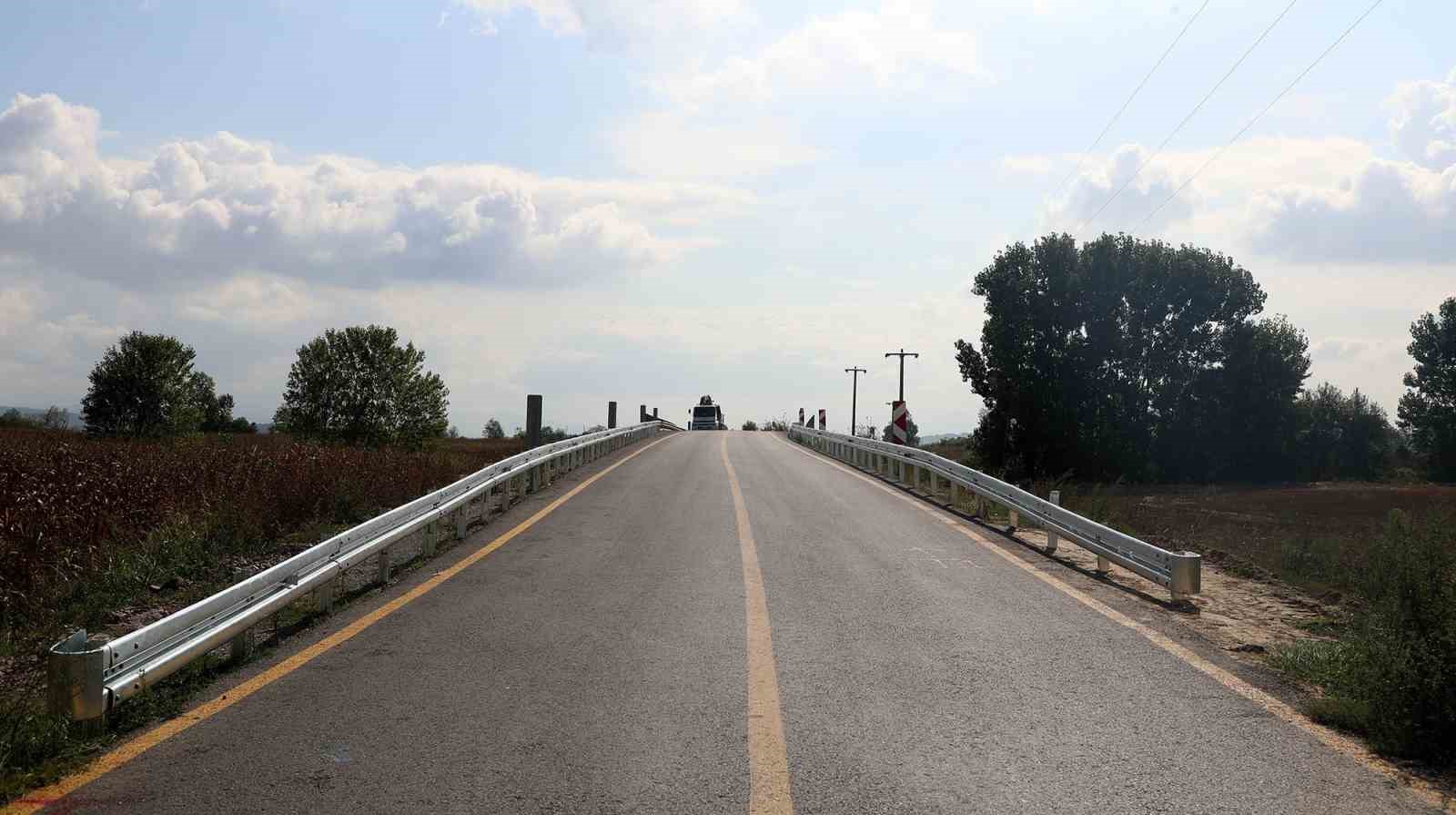 Sakarya Büyükşehir Belediyesi’nden çelik bariyer uygulaması
