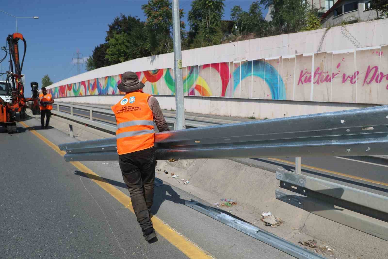 Sakarya Büyükşehir Belediyesi’nden çelik bariyer uygulaması
