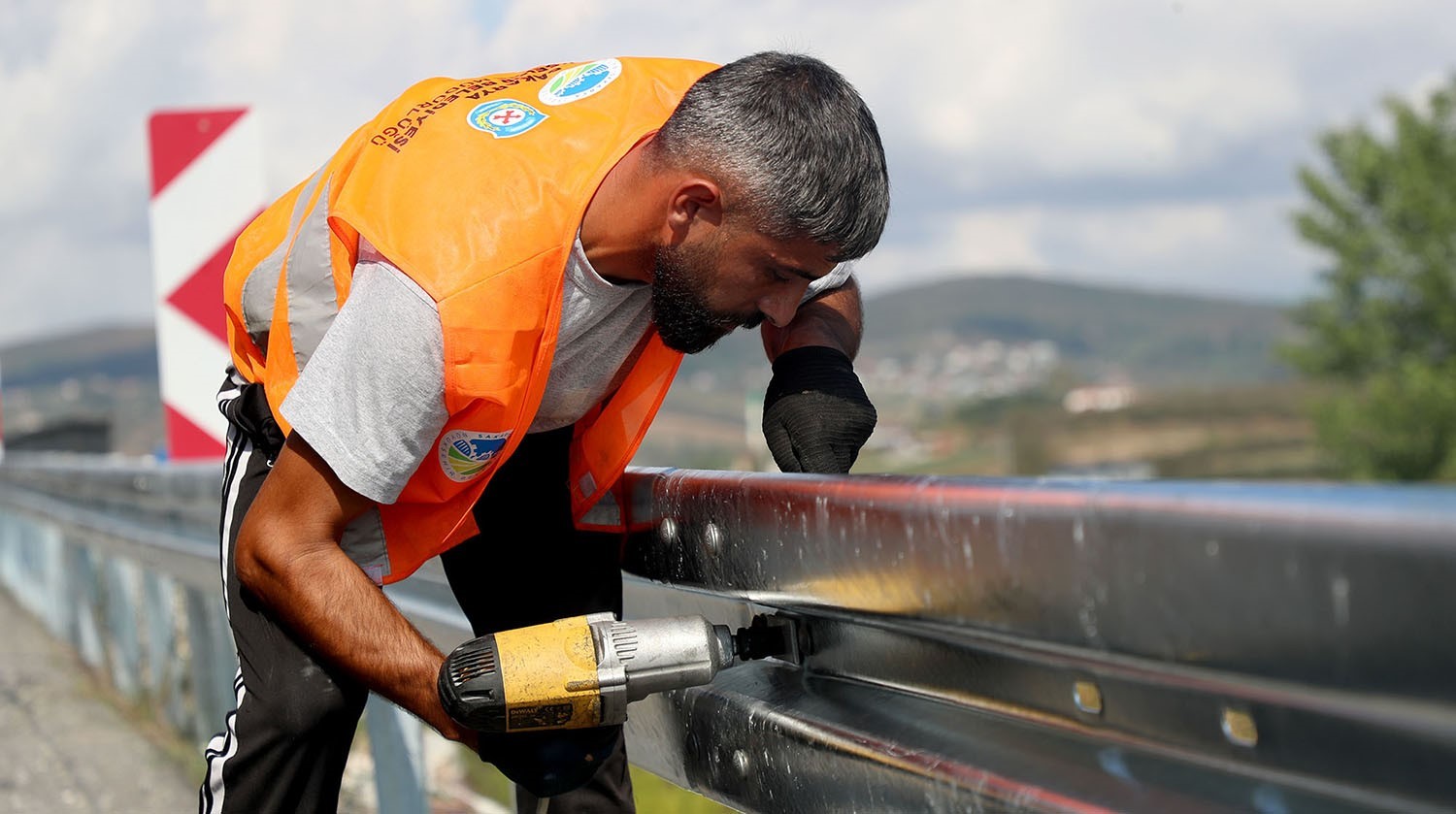 Sakarya Büyükşehir Belediyesi’nden çelik bariyer uygulaması
