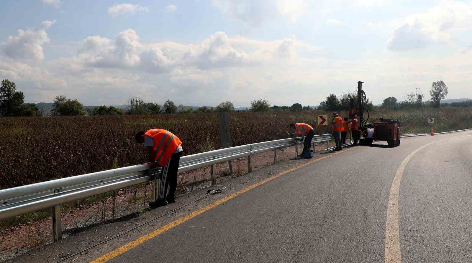 Sakarya Büyükşehir Belediyesi’nden çelik bariyer uygulaması
