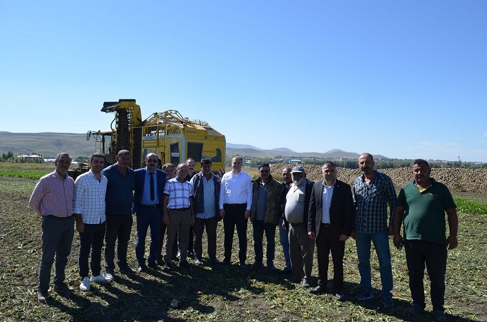 Bulanık Kaymakam Koşansu, şeker pancarı hasadı yapan çiftçileri ziyaret etti
