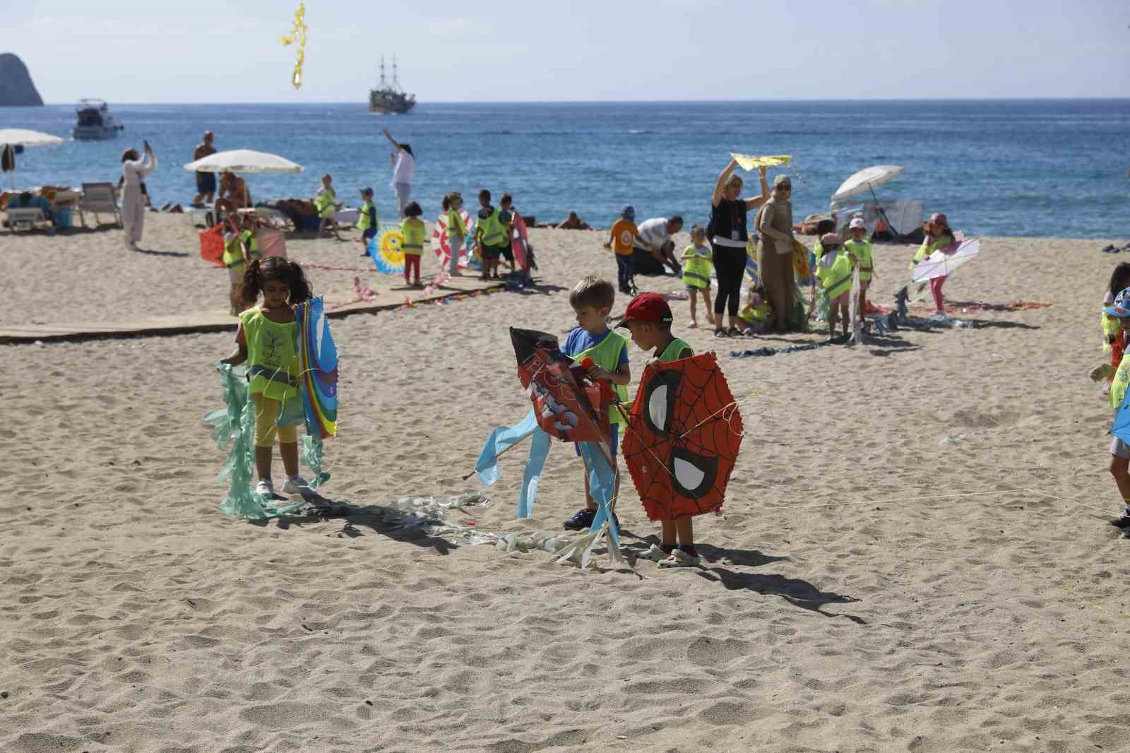 Alanya Belediyesi’nin minik öğrencileri sahilde doyasıya eğlendi
