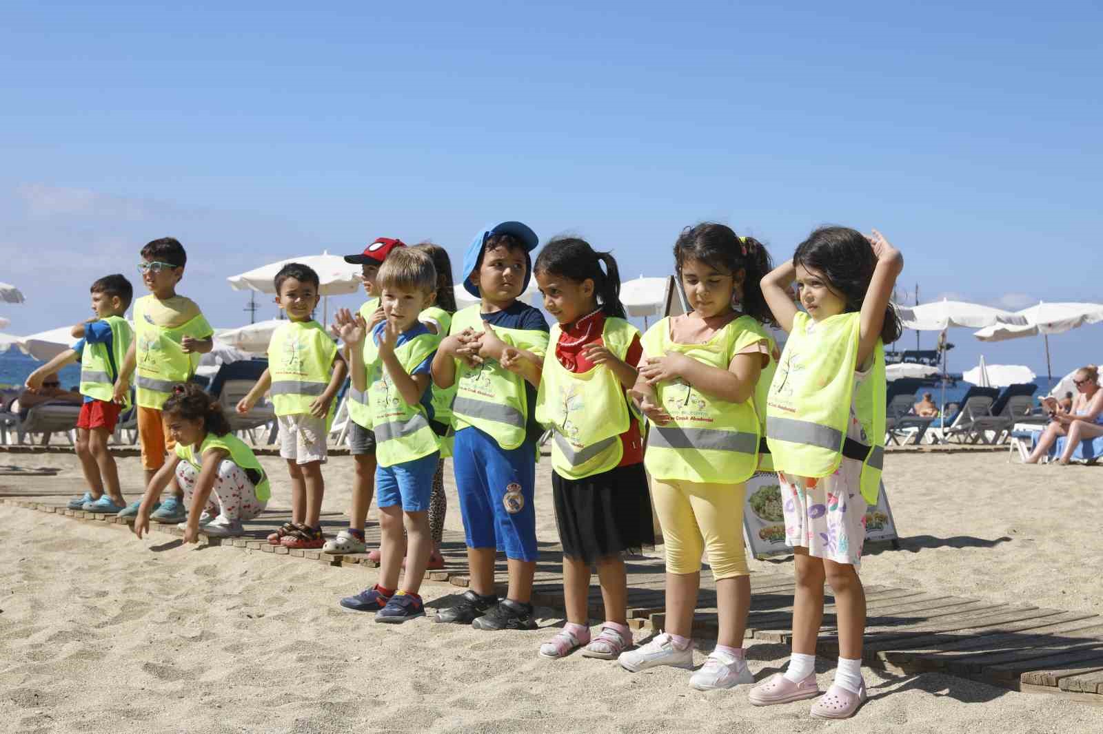 Alanya Belediyesi’nin minik öğrencileri sahilde doyasıya eğlendi
