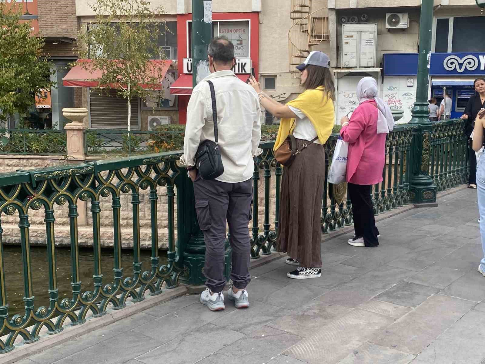 Turistler Porsuk Çayı’nın manzarasına hayran kaldı
