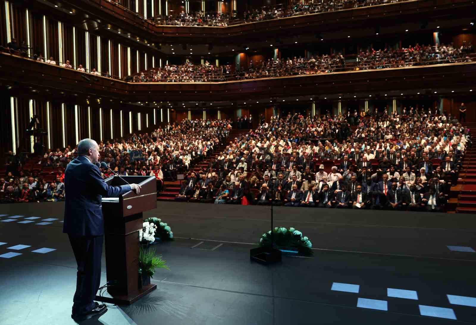 Cumhurbaşkanı Erdoğan: “Gençlerimizi modern popüler kültürün insafına terk edemeyiz”
