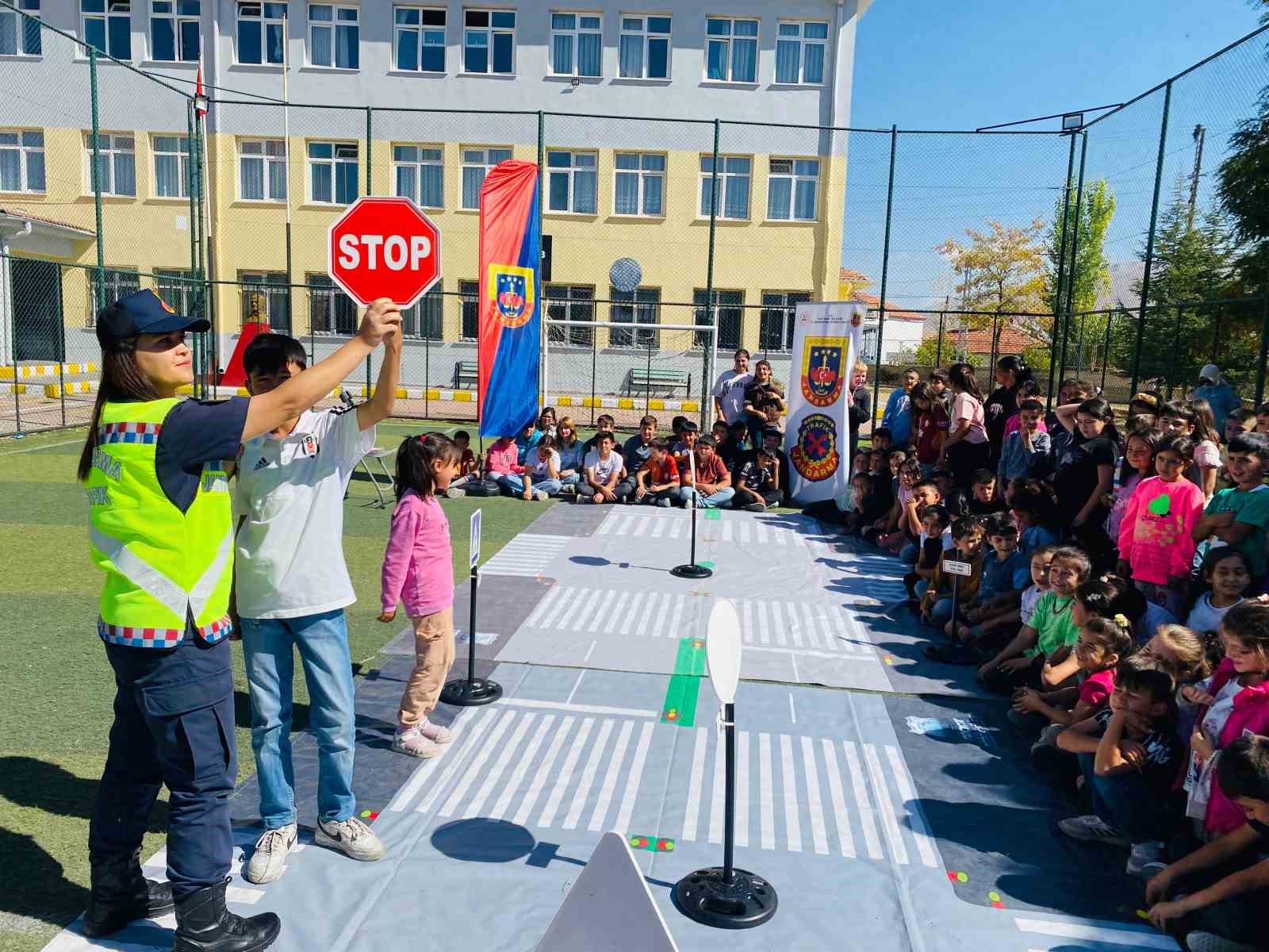 Tomarza’da öğrencilere trafik eğitimi verildi
