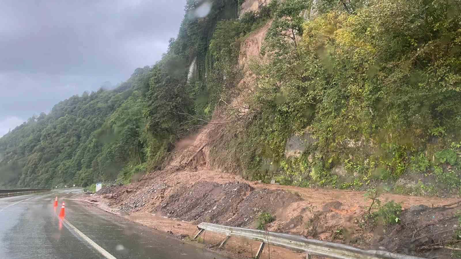 Karadeniz sahil yolundaki heyelan kameraya yansıdı
