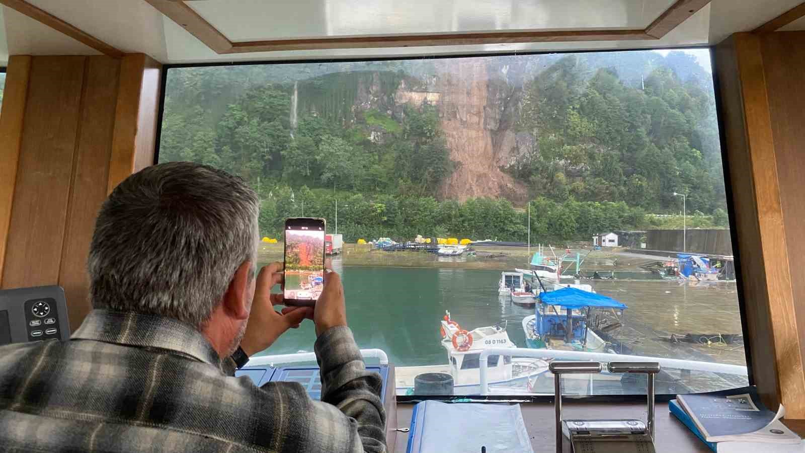 Karadeniz sahil yolundaki heyelan kameraya yansıdı
