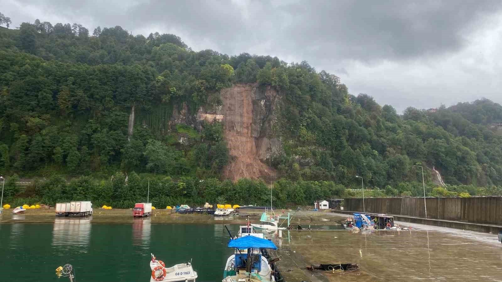 Karadeniz sahil yolundaki heyelan kameraya yansıdı
