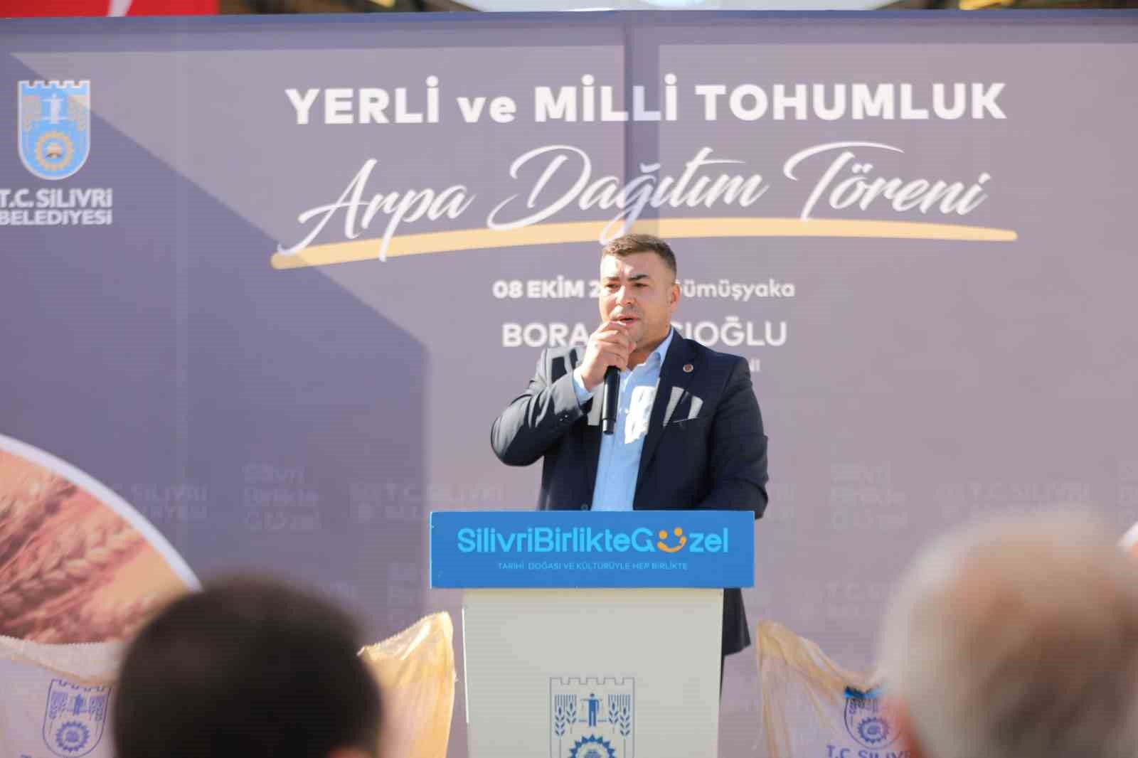 Silivri Belediyesi çiftçilere tohumluk arpa dağıtımı yaptı
