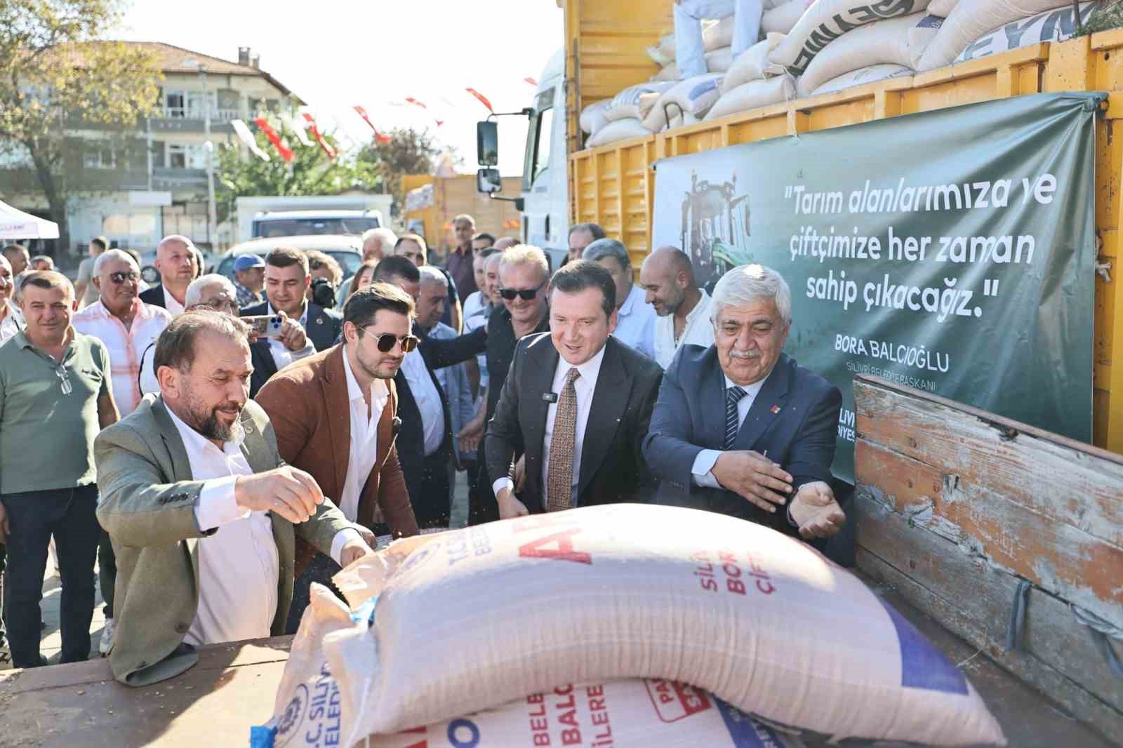 Silivri Belediyesi çiftçilere tohumluk arpa dağıtımı yaptı
