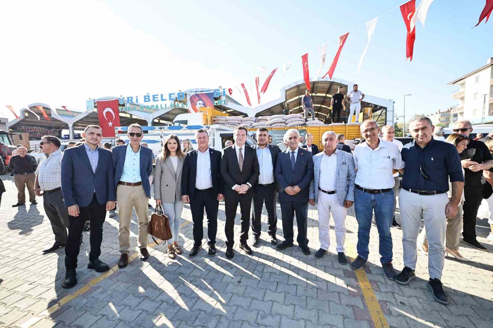 Silivri Belediyesi çiftçilere tohumluk arpa dağıtımı yaptı
