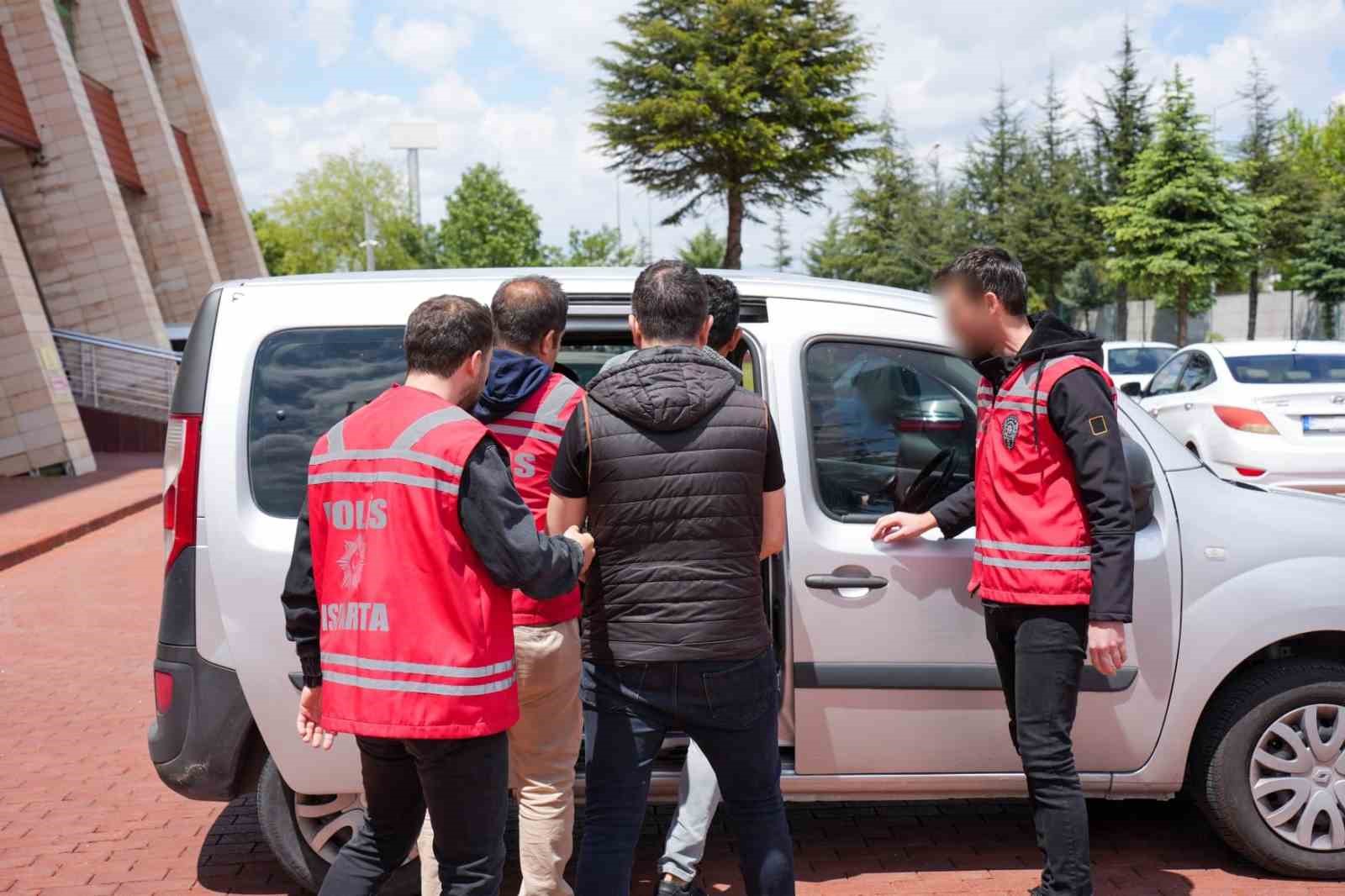 Altın kaplama bilezikleri gerçek sanarak çalan şahıslar tutuklandı
