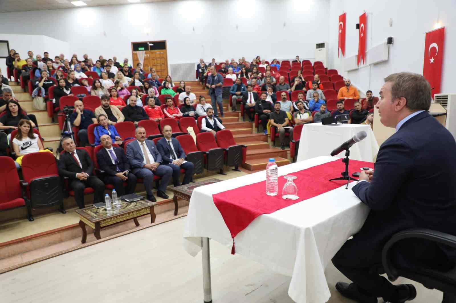 Vali Aydoğdu, beden eğitimi öğretmenleri ve spor antrenörleriyle bir araya gelerek istişarelerde bulundu
