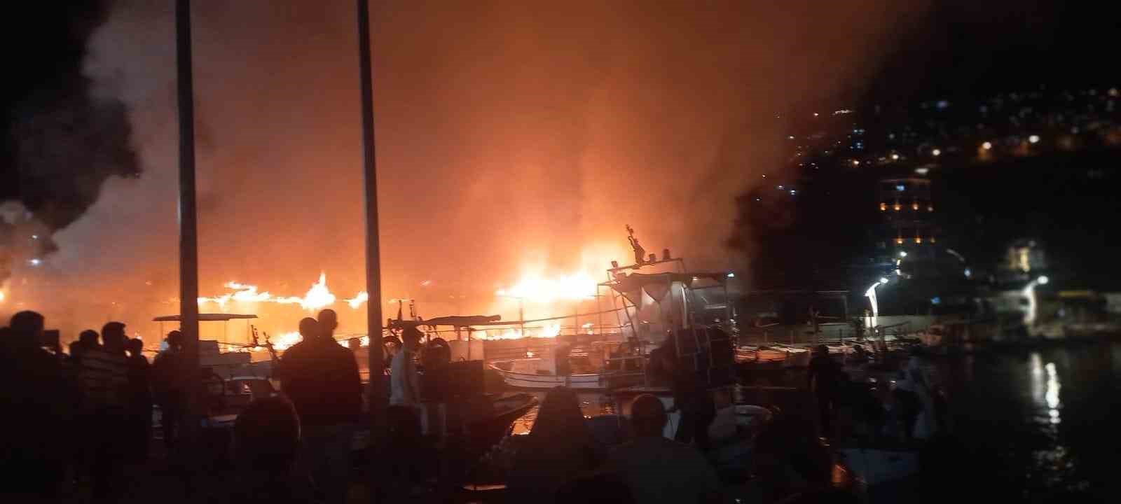 Restoran alev alev yandı, geriye iskeleti kaldı
