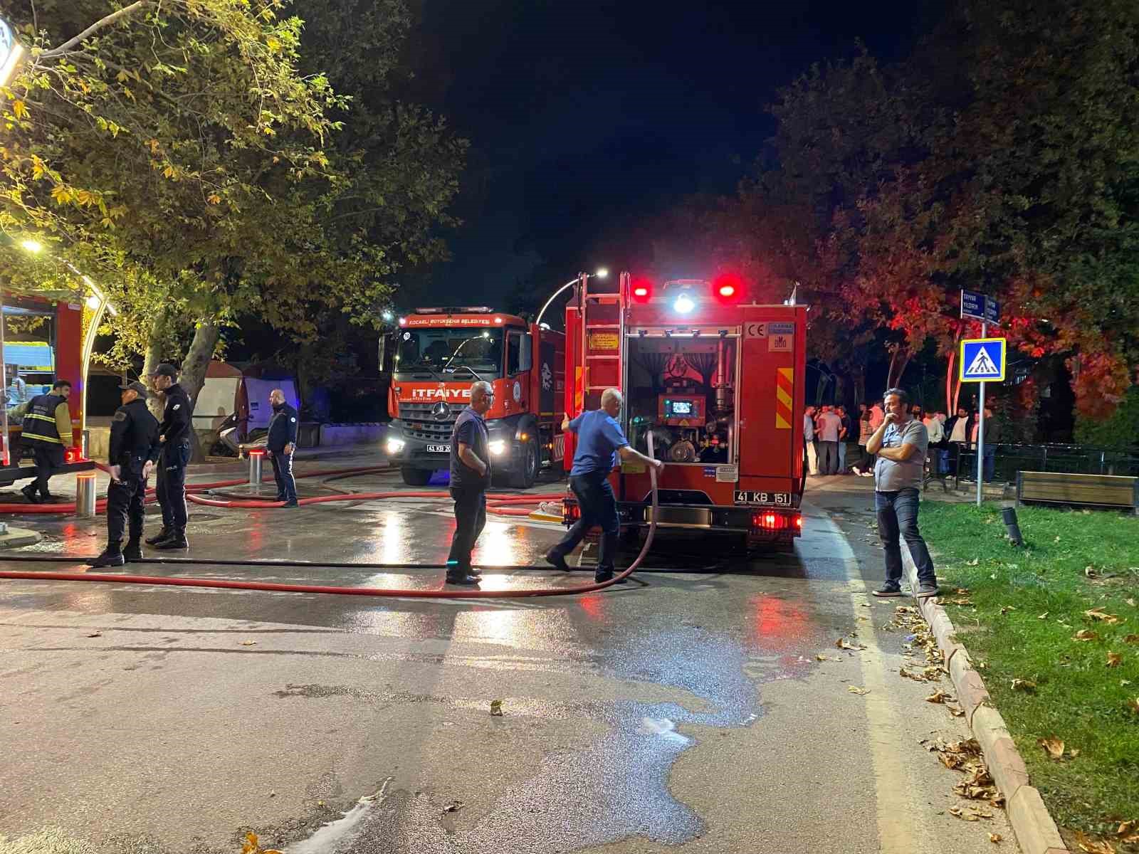 Restoran alev alev yandı, geriye iskeleti kaldı
