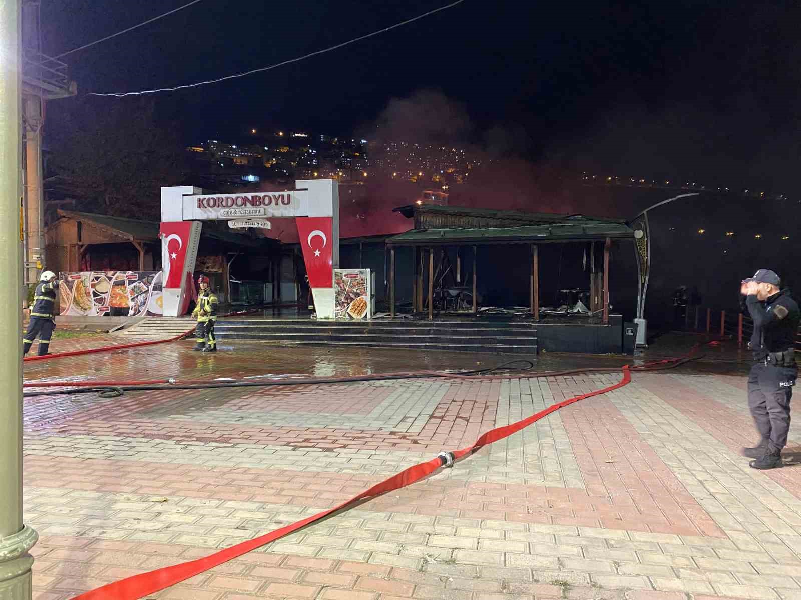 Restoran alev alev yandı, geriye iskeleti kaldı
