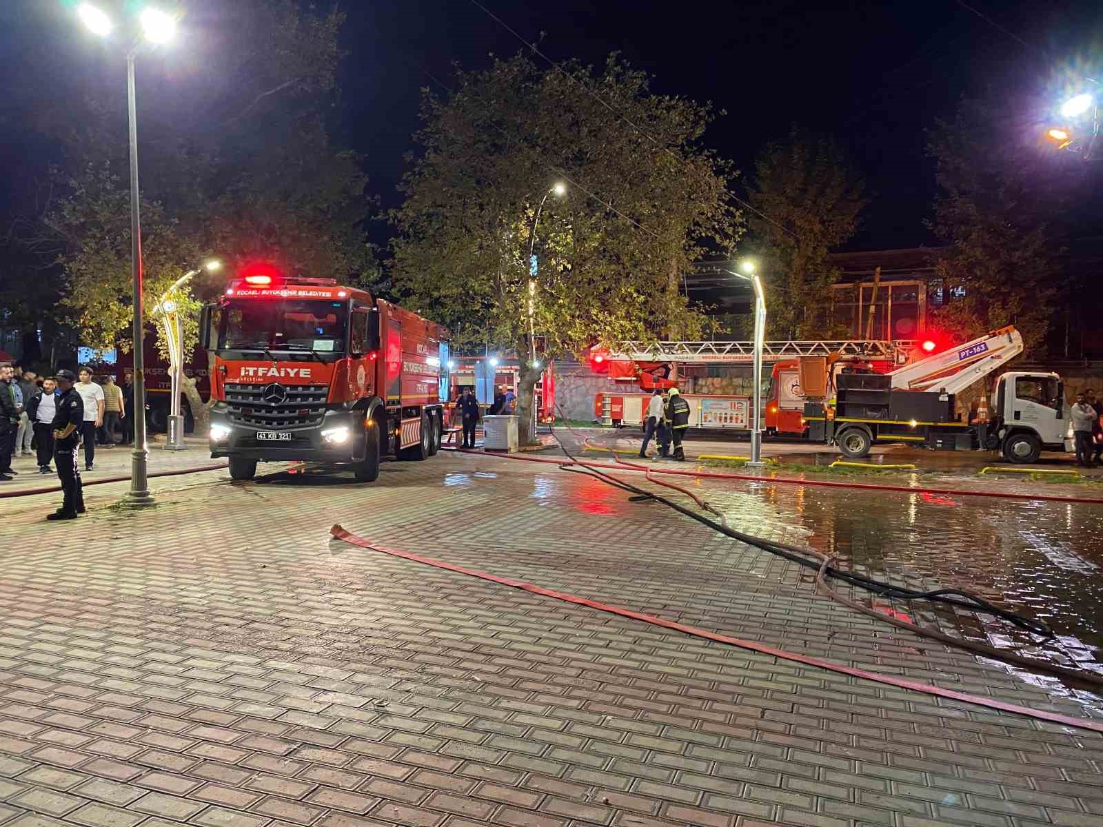 Restoran alev alev yandı, geriye iskeleti kaldı
