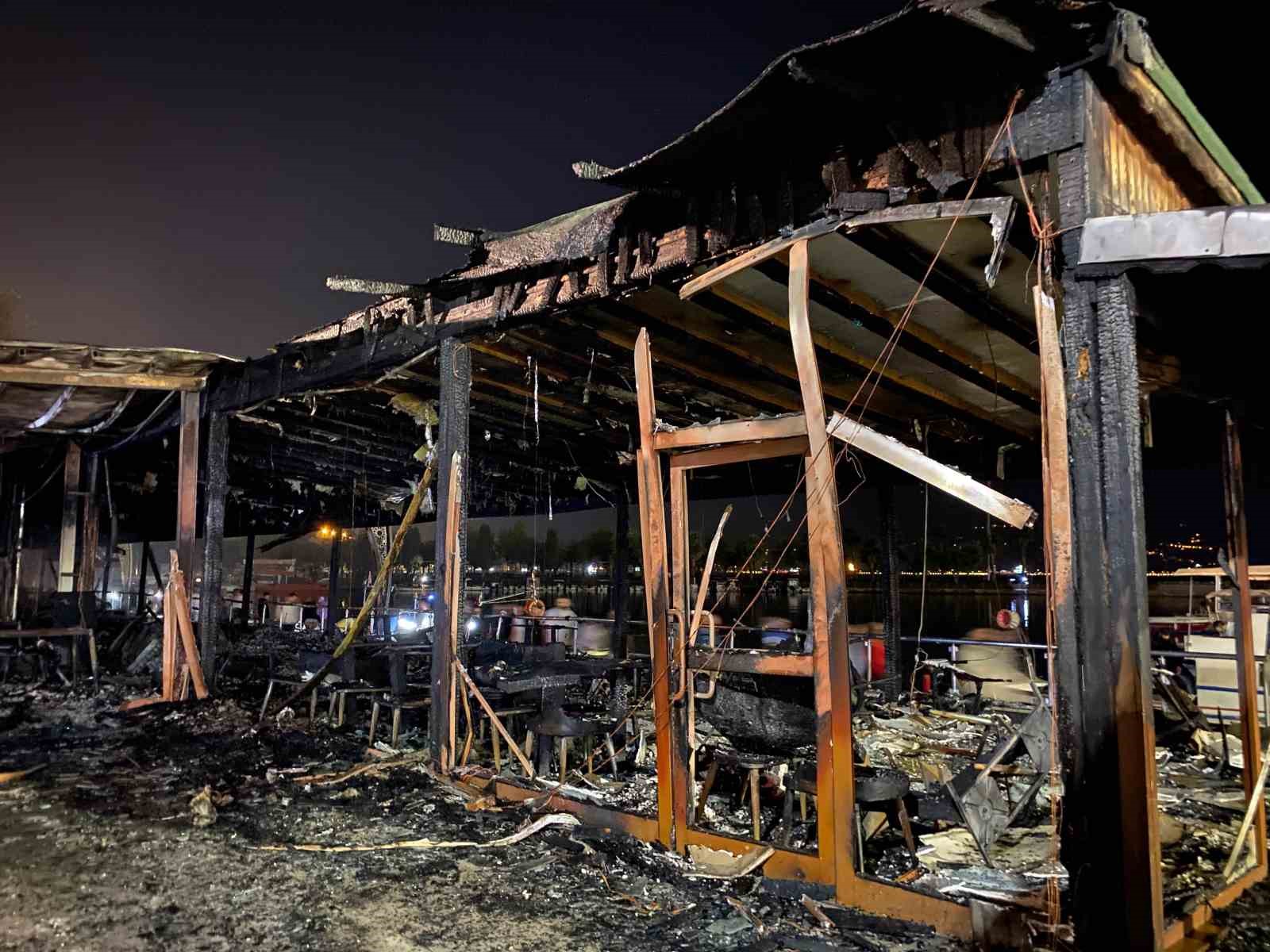 Restoran alev alev yandı, geriye iskeleti kaldı
