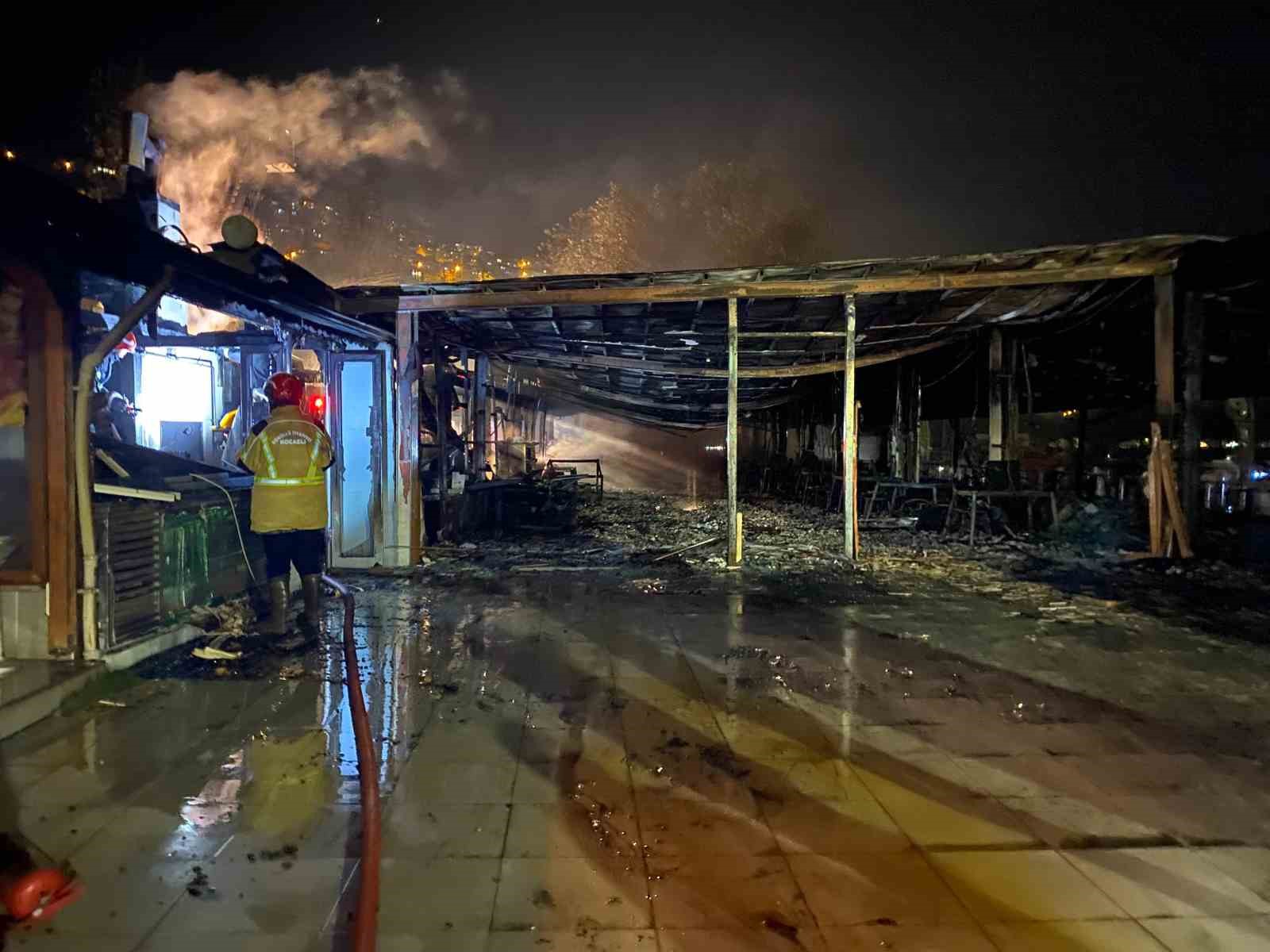 Restoran alev alev yandı, geriye iskeleti kaldı
