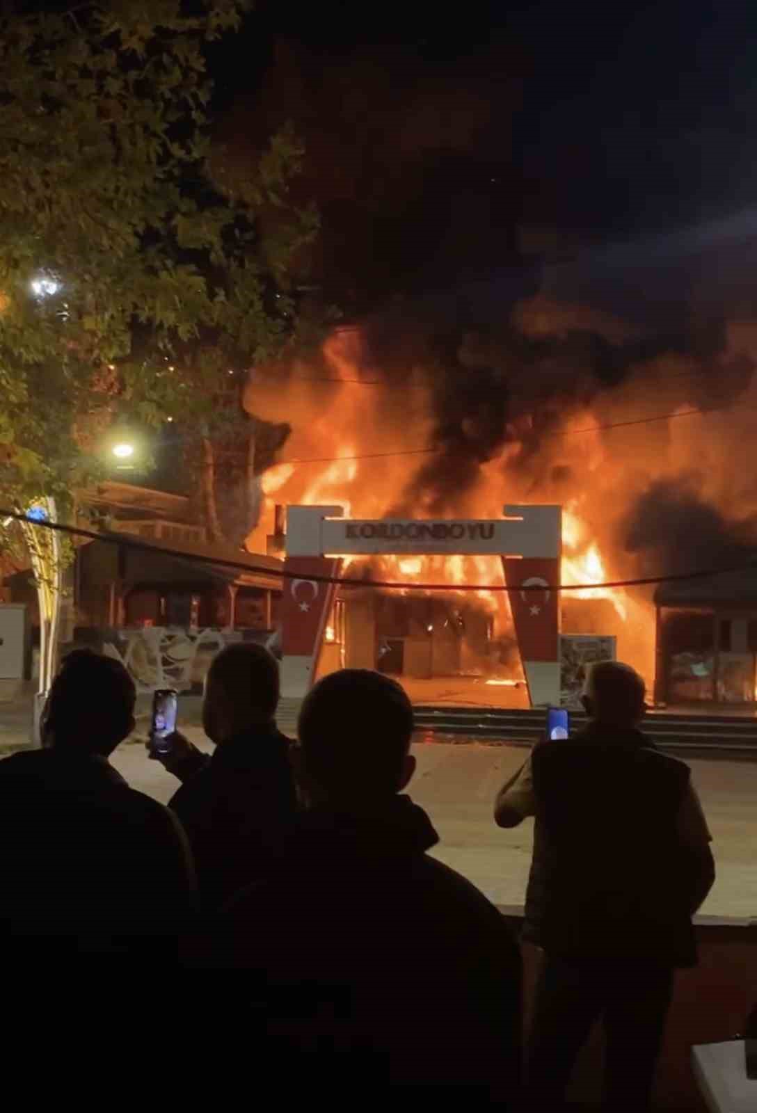 Restoran alev alev yandı, geriye iskeleti kaldı
