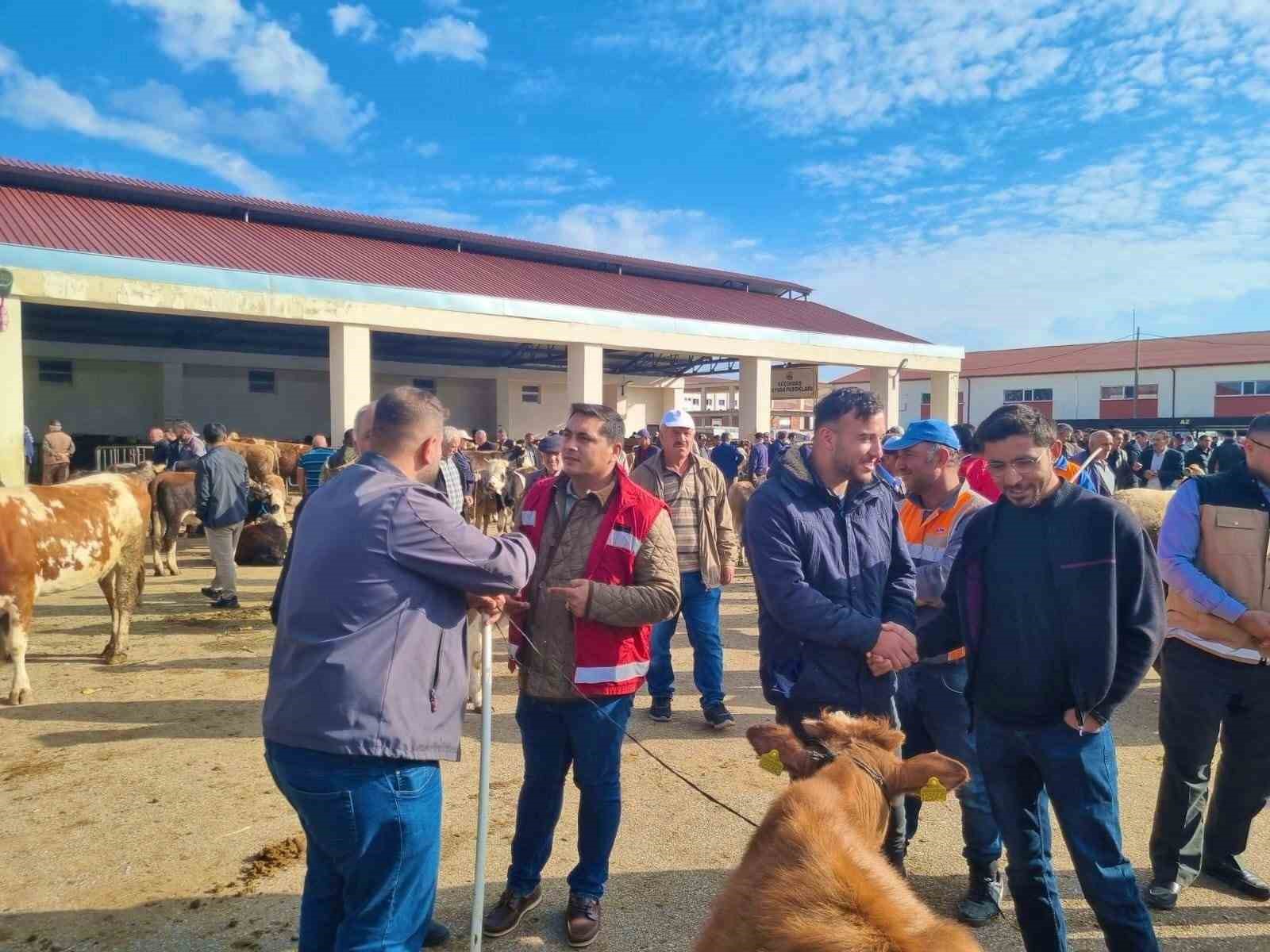 Tarım ekibi çiftçileri canlı hayvan pazarında bilgilendirdi
