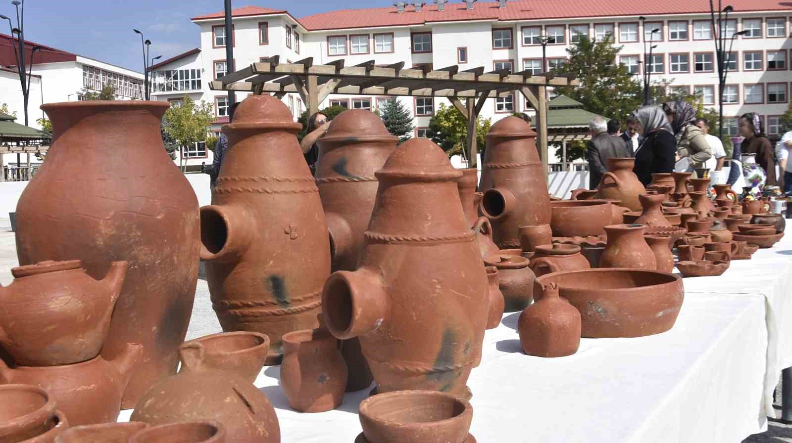 Bitlis’te el emeği göz nuru çanak çömlek sergisi açıldı
