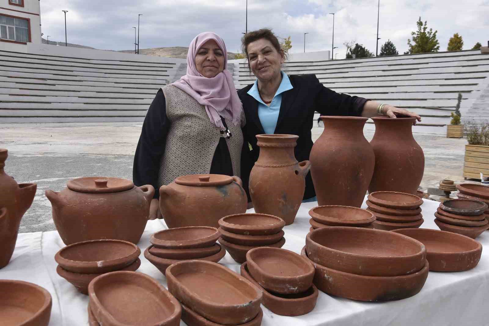 Bitlis’te el emeği göz nuru çanak çömlek sergisi açıldı
