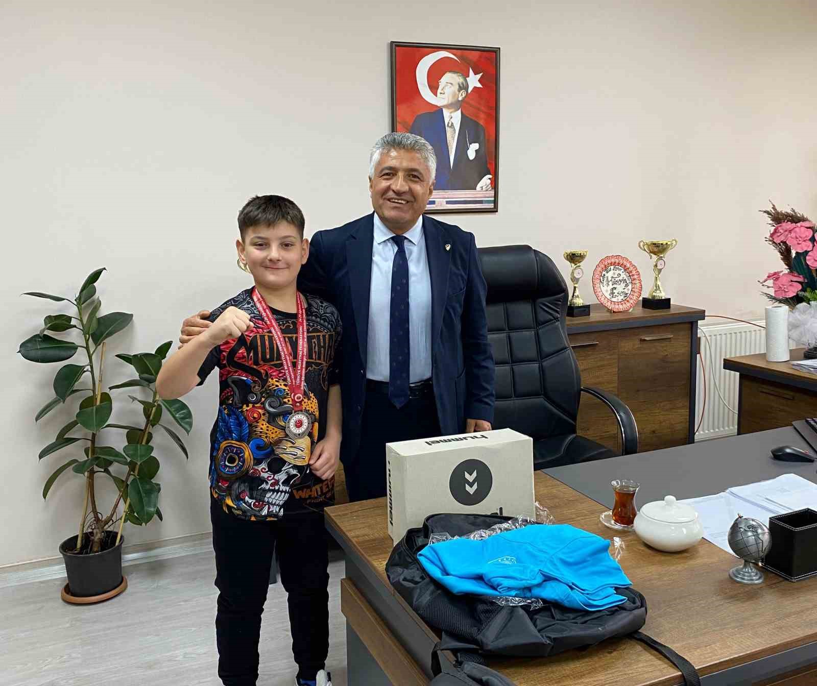 Minik boksörden Tuşba Gençlik ve Spor Müdürü Esen’i ziyaret etti
