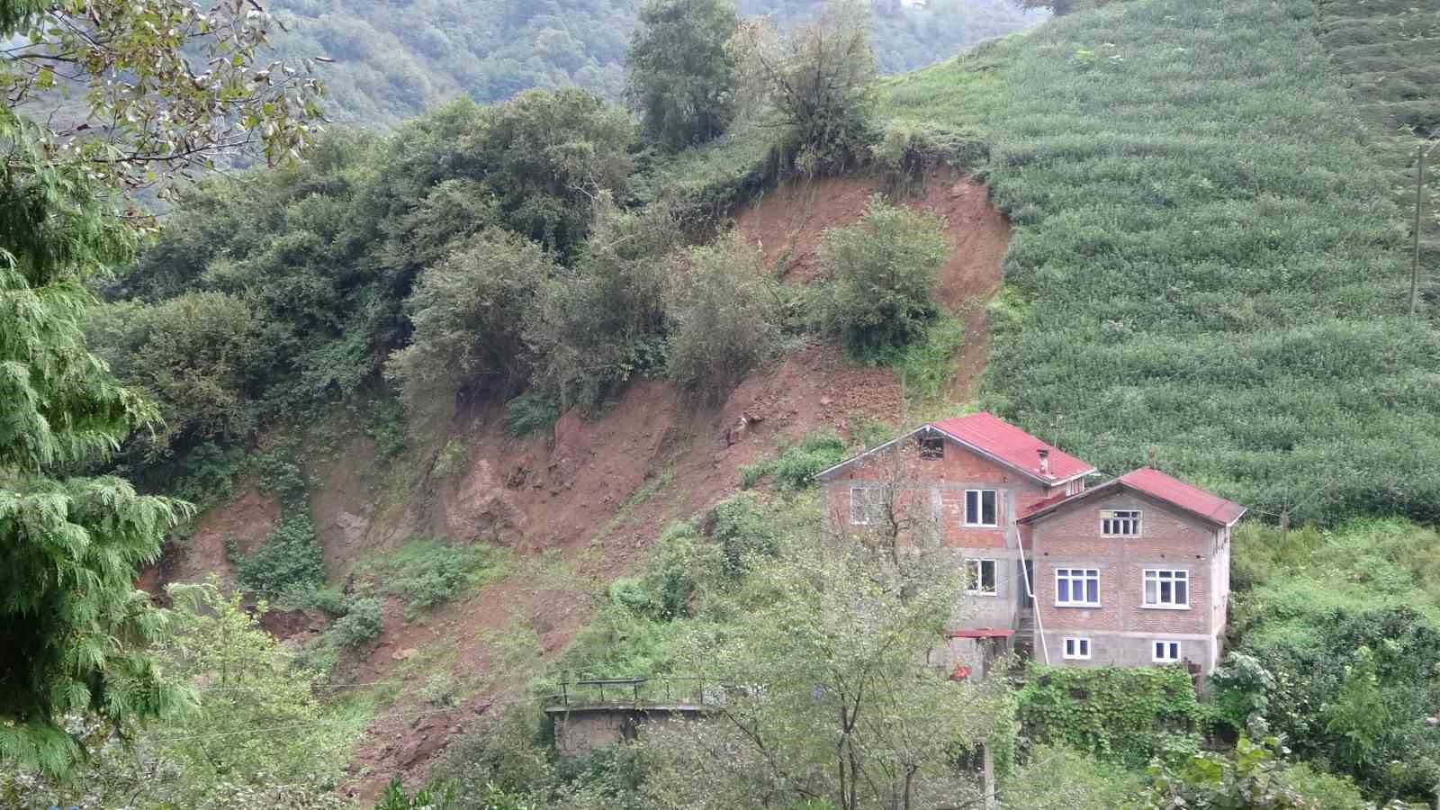 Heyelanda dev kayalar yolu kapattı, komşu inadı istinat duvarına izin vermedi
