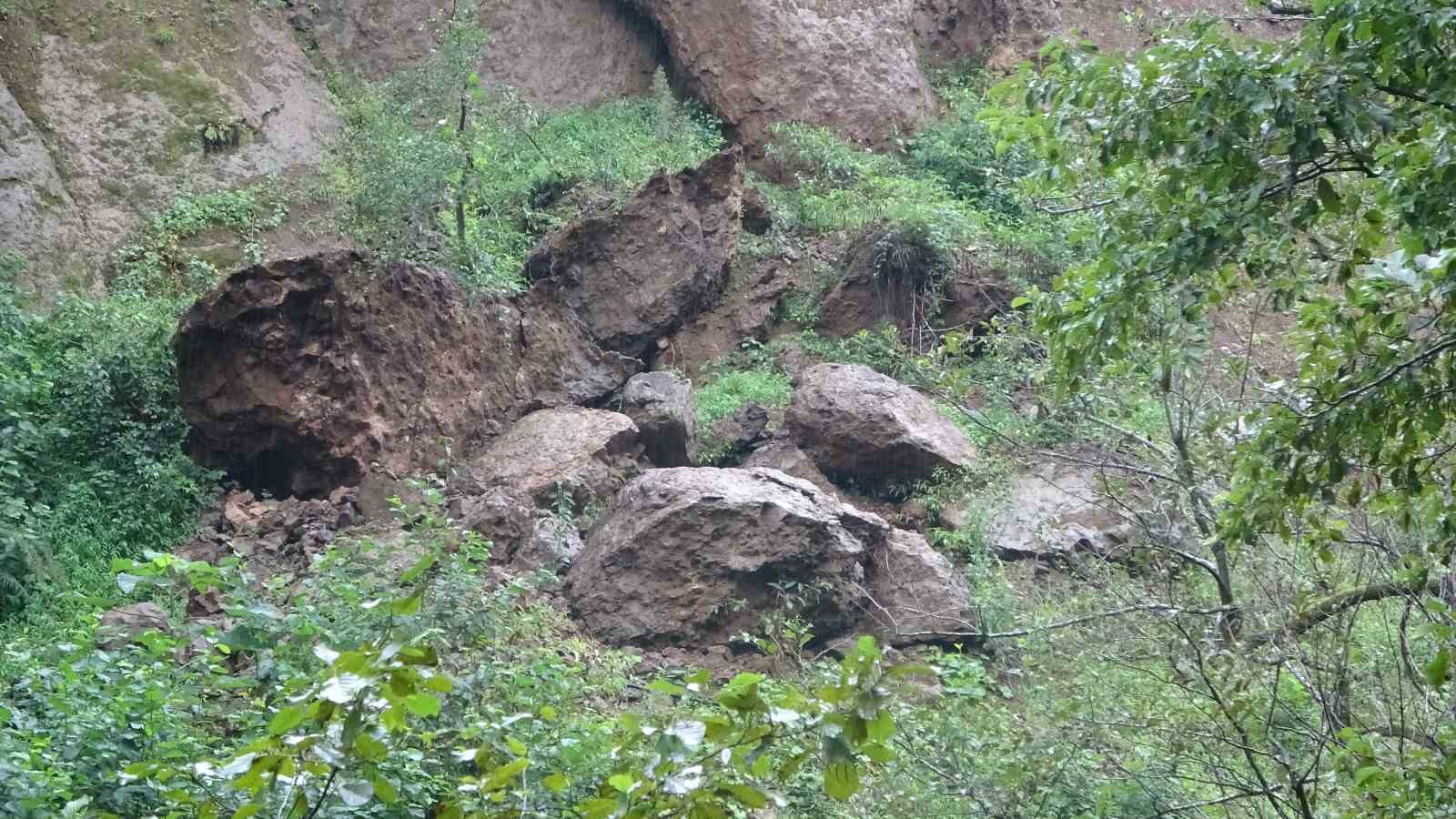 Heyelanda dev kayalar yolu kapattı, komşu inadı istinat duvarına izin vermedi
