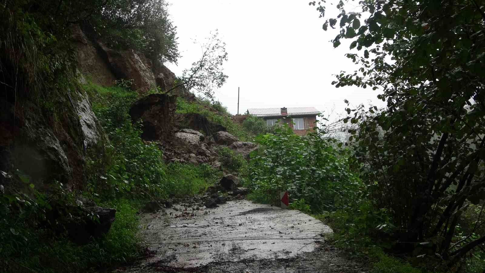 Heyelanda dev kayalar yolu kapattı, komşu inadı istinat duvarına izin vermedi
