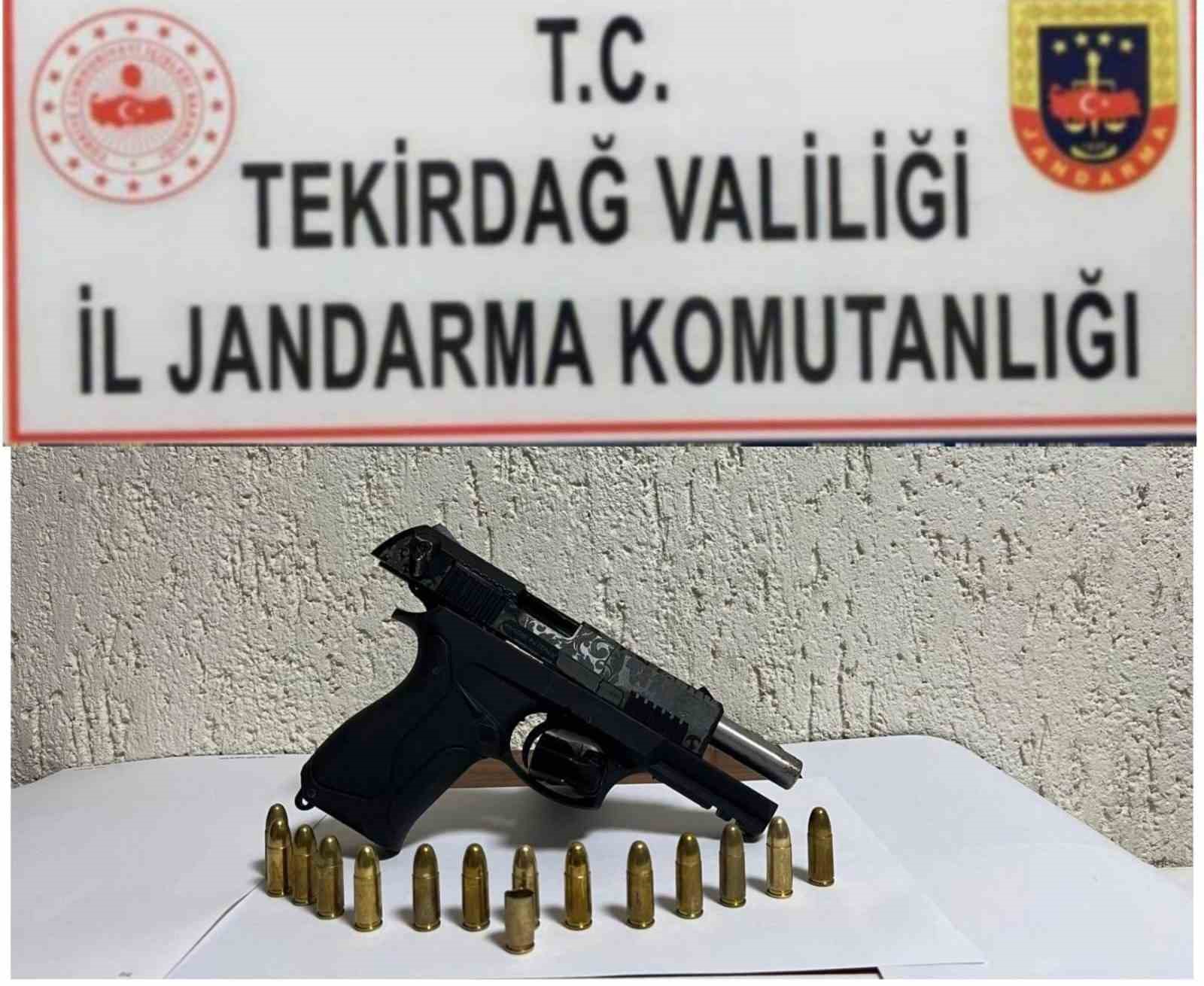 Tekirdağ’da uyuşturucu ve silah operasyonları: Çok sayıda suç unsuru ele geçirildi
