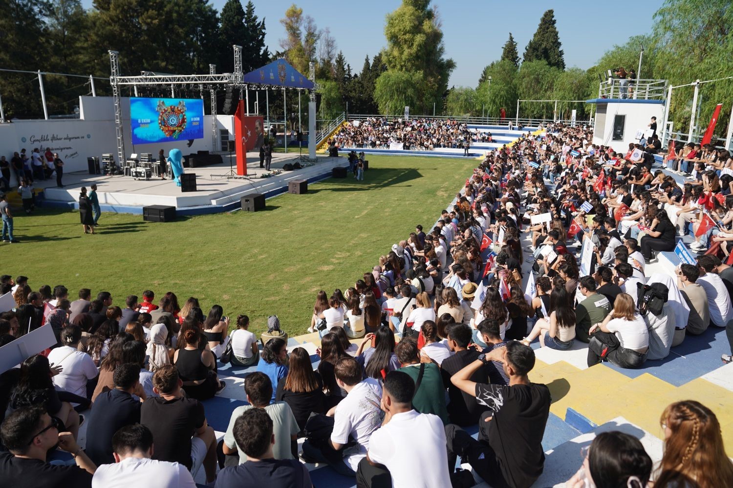 Egeli öğrenciler yeni akademik yıla şenlikle “Merhaba” dedi
