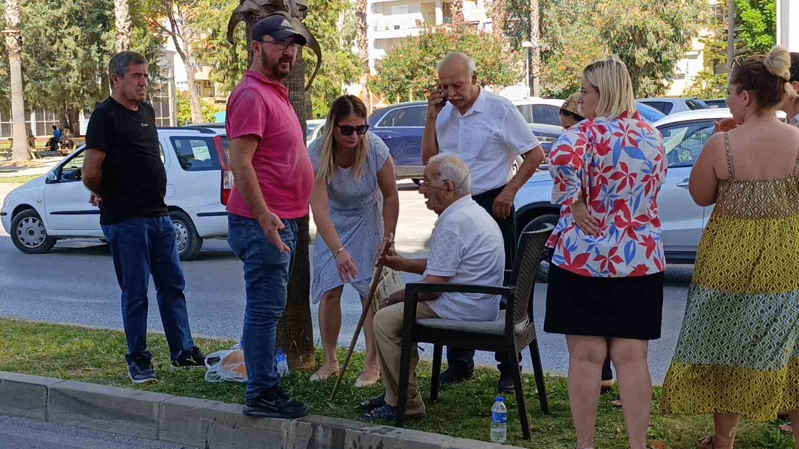 Yola fırlayan yaşlı adama çarpmamak için yaralanmayı göze aldı
