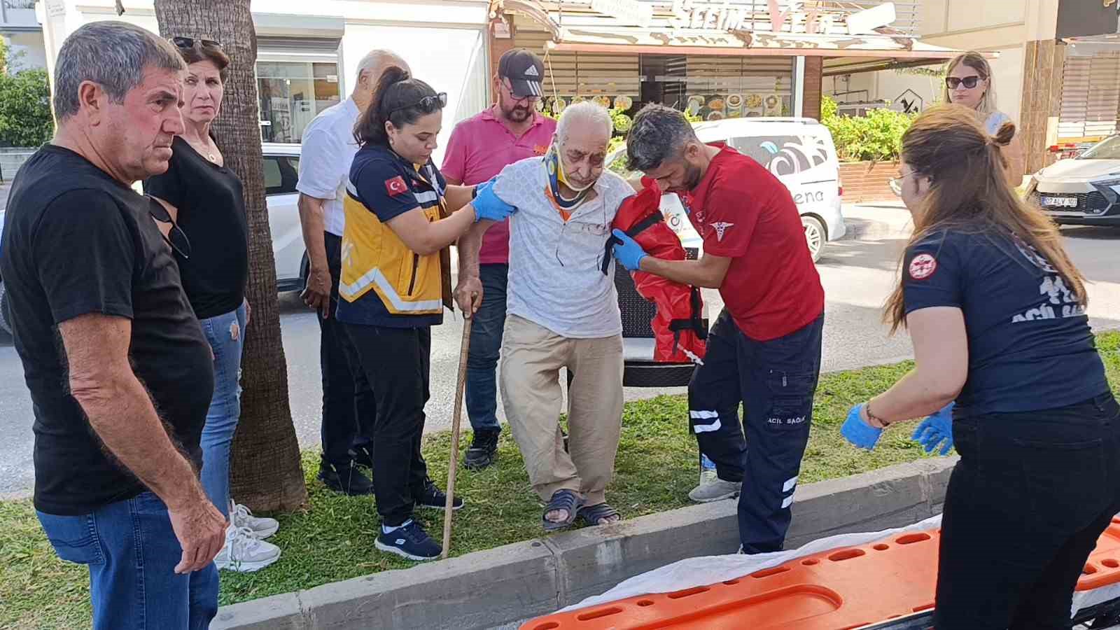 Yola fırlayan yaşlı adama çarpmamak için yaralanmayı göze aldı
