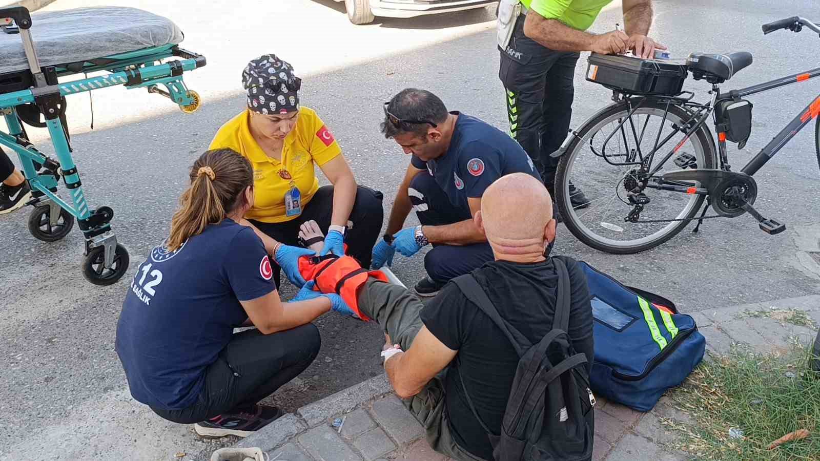 Yola fırlayan yaşlı adama çarpmamak için yaralanmayı göze aldı
