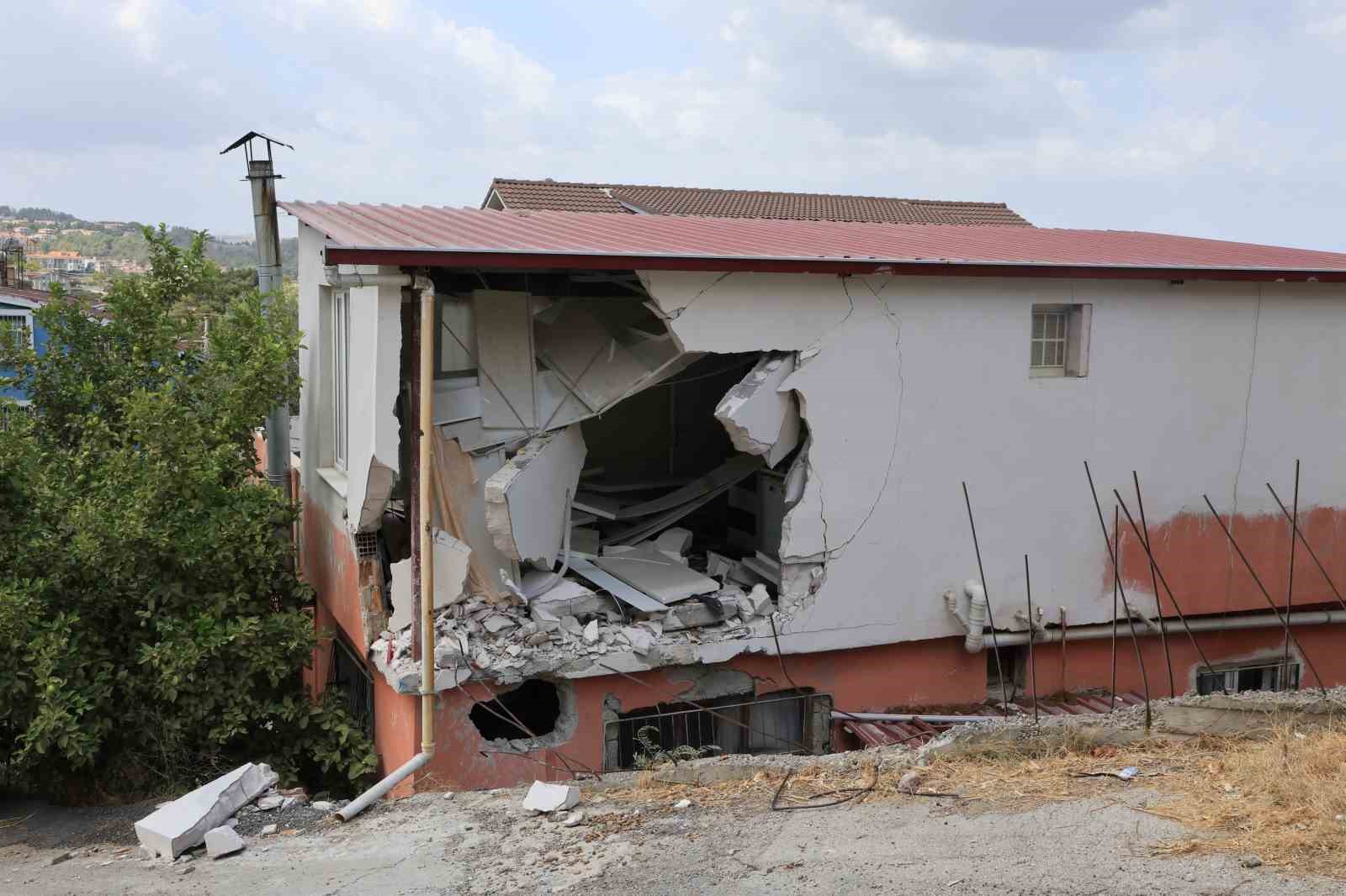 Çöp kamyonunun zarar verdiği evi ev sahibi kendi imkanıyla yaptırmış
