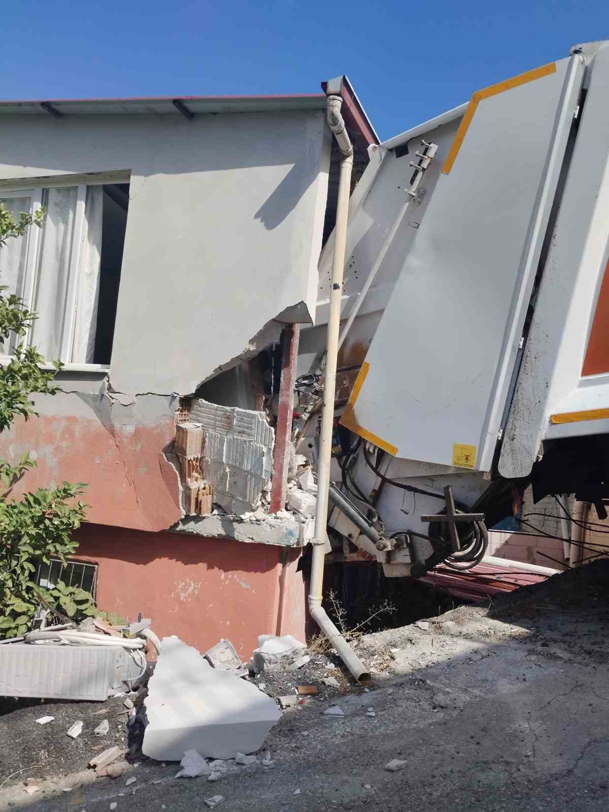 Çöp kamyonunun zarar verdiği evi ev sahibi kendi imkanıyla yaptırmış
