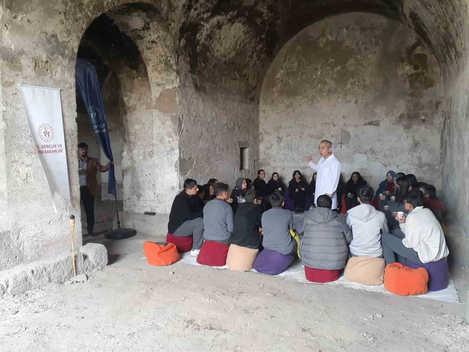 Lise öğrencileri tabyada tarih dersi görmeye devam ediyor
