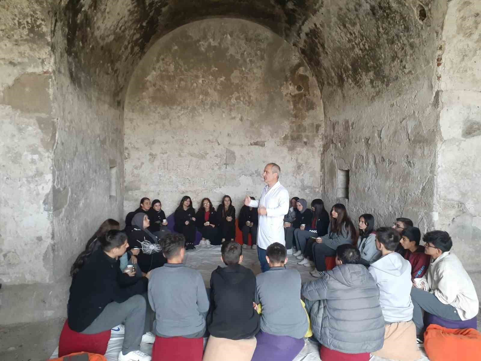 Lise öğrencileri tabyada tarih dersi görmeye devam ediyor
